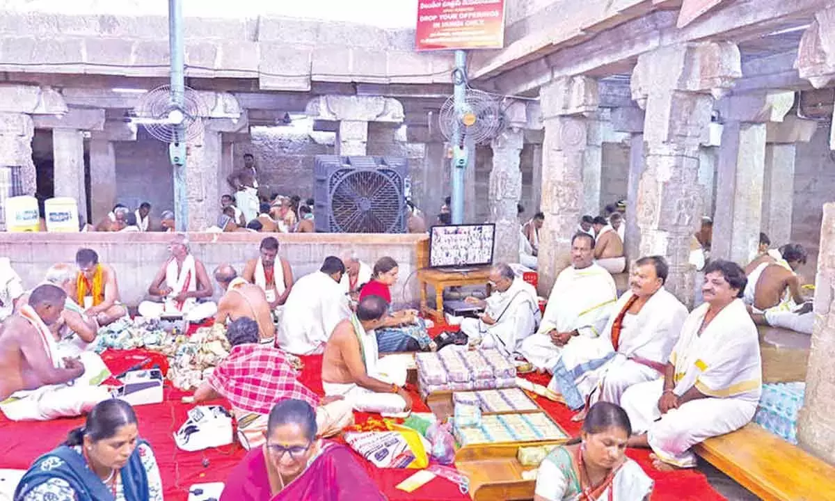 Andhra: श्रीकालहस्ती मंदिर को 22 दिनों में हुंडी से 1.63 करोड़ रुपये का चढ़ावा मिला Andhra: श्रीकालहस्ती मंदिर को 22 दिनों में हुंडी से 1.63 करोड़ रुपये का चढ़ावा मिला