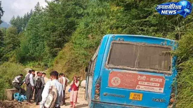 रामपुर में HRTC बस से धुआं उठा, टला बड़ा हादसा रामपुर में HRTC बस से धुआं उठा, टला बड़ा हादसा