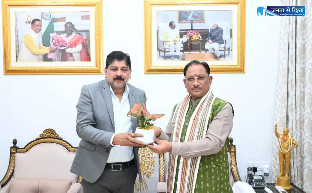 CM विष्णुदेव साय से रायपुर डीआरएम दयानन्द ने की भेंट CM विष्णुदेव साय से रायपुर डीआरएम दयानन्द ने की भेंट