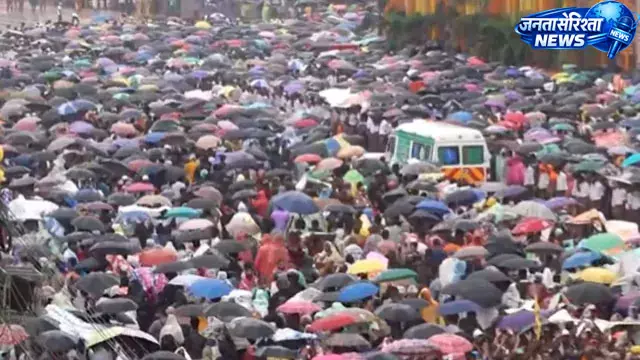 Puri रथ यात्रा में उमड़ी भीड़, बेहोश श्रद्धालु को तुरंत अस्पताल पहुंचाया Puri रथ यात्रा में उमड़ी भीड़, बेहोश श्रद्धालु को तुरंत अस्पताल पहुंचाया