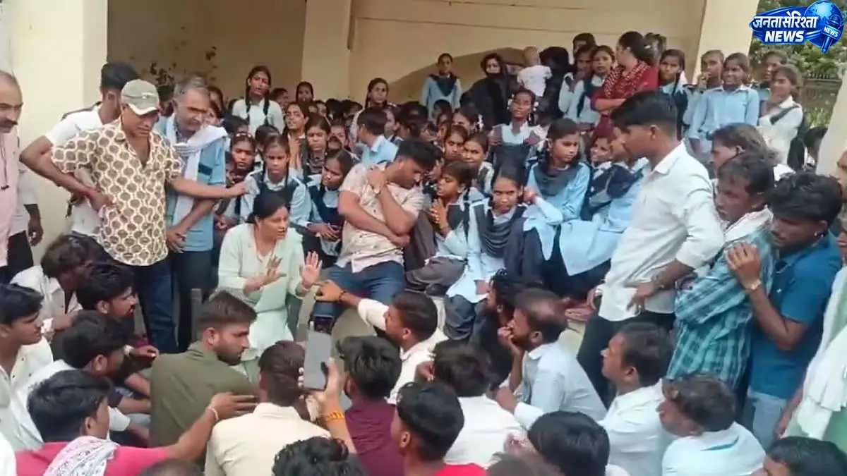 राजस्थान स्कूल विवाद: छात्राओं से जांच का आरोप, महिला शिक्षक निलंबित राजस्थान स्कूल विवाद: छात्राओं से जांच का आरोप, महिला शिक्षक निलंबित