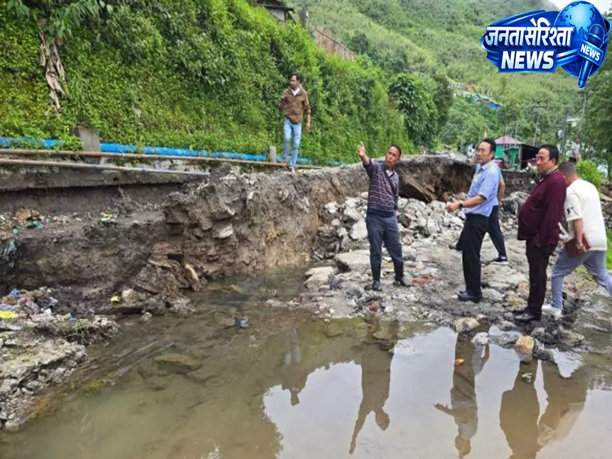 मूसलाधार बारिश का कहर, 7वें मील इलाके में 200 मीटर सड़क ध्वस्त, घरों पर भी संकट मूसलाधार बारिश का कहर, 7वें मील इलाके में 200 मीटर सड़क ध्वस्त, घरों पर भी संकट