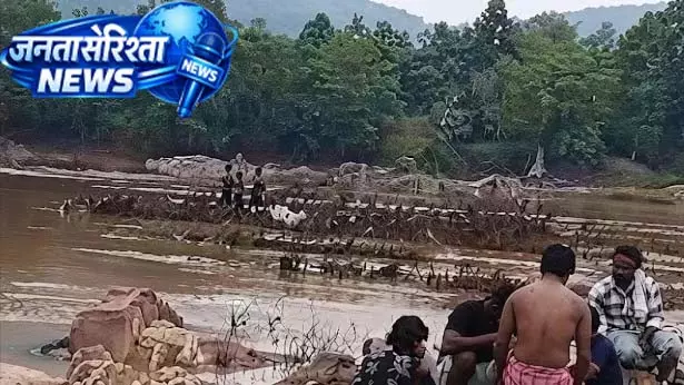 चोरी के आरोप में उग्र भीड़ ने घेरा, जान बचाने नदी में कूदे युवक की मौत चोरी के आरोप में उग्र भीड़ ने घेरा, जान बचाने नदी में कूदे युवक की मौत