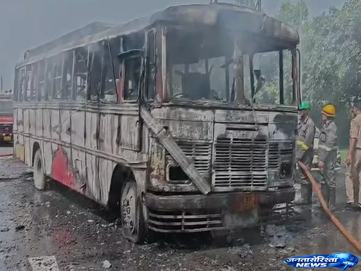 Highway पर बड़ा हादसा टला, सीएनजी बस जलकर राख Highway पर बड़ा हादसा टला, सीएनजी बस जलकर राख
