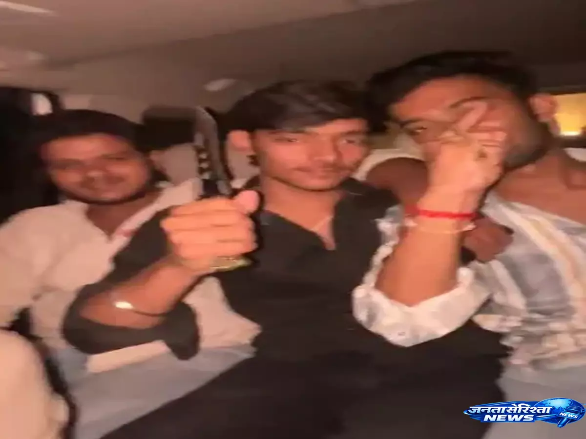 Meerut में दबंगई का वीडियो वायरल, हथियार प्रदर्शन पर पुलिस का एक्शन Meerut में दबंगई का वीडियो वायरल, हथियार प्रदर्शन पर पुलिस का एक्शन
