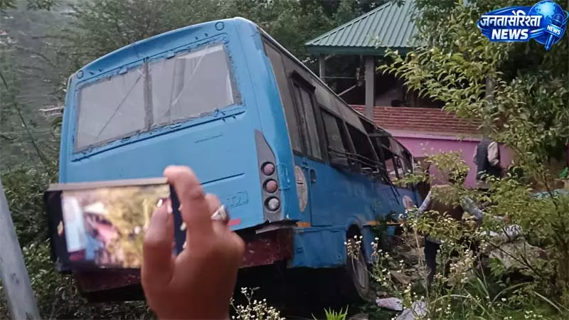 रामपुर में HRTC बस खाई में गिरी, कंडक्टर समेत 2 लोगों की मौत रामपुर में HRTC बस खाई में गिरी, कंडक्टर समेत 2 लोगों की मौत