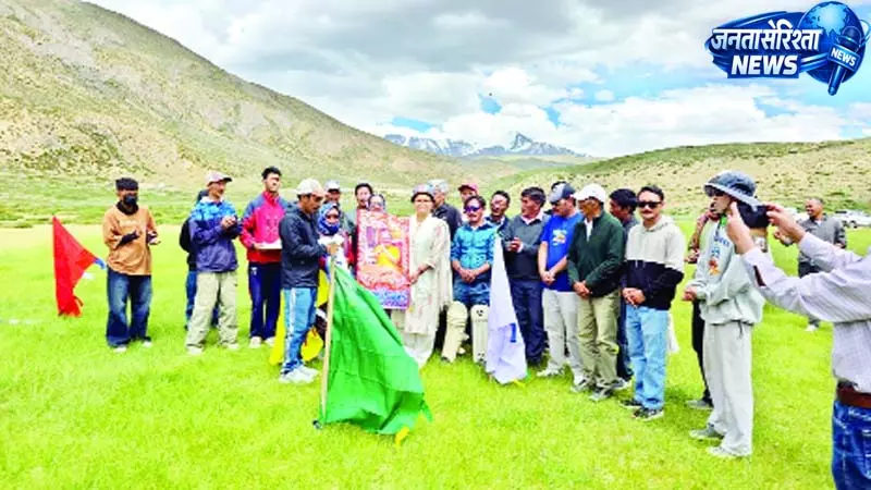 विधायक अनुराधा राणा ने थामा बल्ला विधायक अनुराधा राणा ने थामा बल्ला