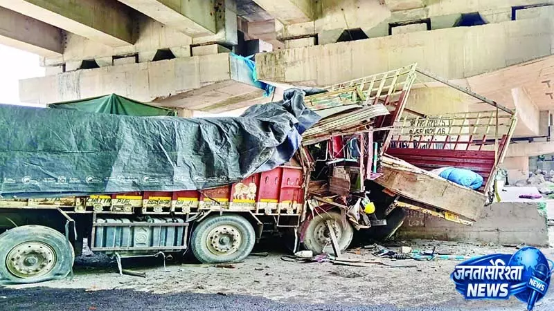 परवाणू सेब मंडी में बेकाबू ट्रक ने मचाई तबाही परवाणू सेब मंडी में बेकाबू ट्रक ने मचाई तबाही