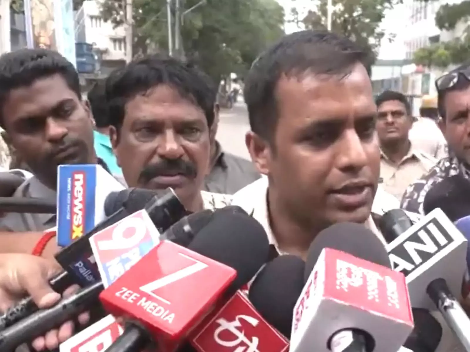 हैदराबाद के स्कूल ने धार्मिक पाठ का होमवर्क देने पर टीचर को नौकरी से निकाला हैदराबाद के स्कूल ने धार्मिक पाठ का होमवर्क देने पर टीचर को नौकरी से निकाला
