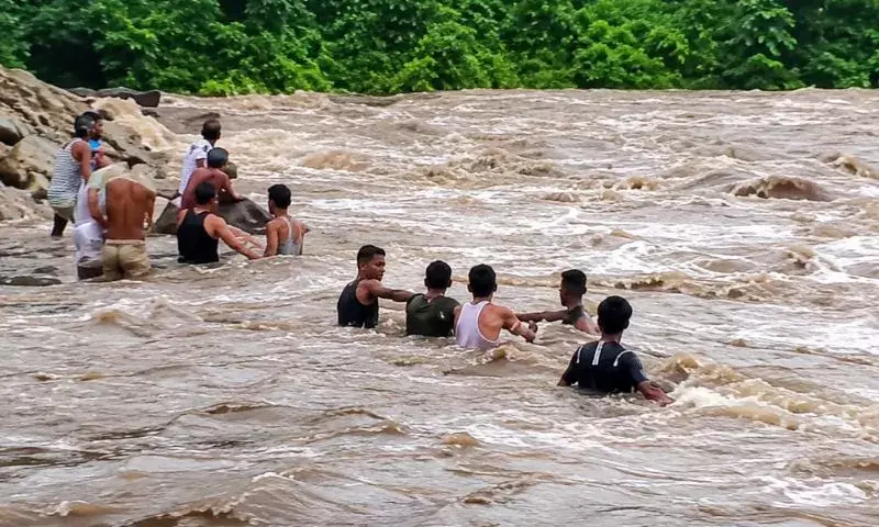 Assam: नदी में अचानक पानी बढ़ने से कार्बी आंगलोंग पिकनिक स्पॉट पर आठ लोग फंसे Assam: नदी में अचानक पानी बढ़ने से कार्बी आंगलोंग पिकनिक स्पॉट पर आठ लोग फंसे