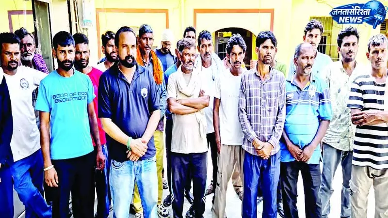 टाइम पर सैलरी नहीं मिली, सडक़ पर उतरे सफाई कर्मचारी टाइम पर सैलरी नहीं मिली, सडक़ पर उतरे सफाई कर्मचारी