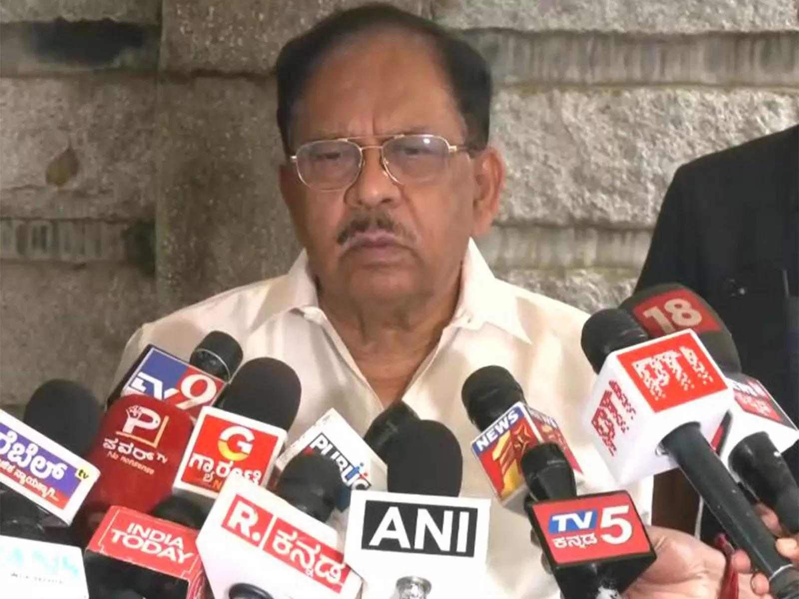 Karnataka के डिप्टी सीएम की मांग: पीएम मोदी सूखे को राष्ट्रीय आपदा घोषित करें, मांगी वित्तीय मदद Karnataka के डिप्टी सीएम की मांग: पीएम मोदी सूखे को राष्ट्रीय आपदा घोषित करें, मांगी वित्तीय मदद
