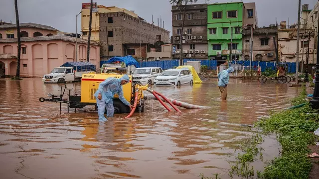 ओडिशा फायर सर्विस डिपार्टमेंट ने Puri में बारिश का पानी निकालने के लिए 58 शक्तिशाली पंप तैनात किए