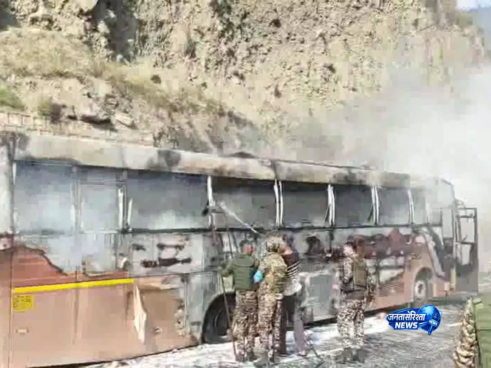J-K: रामबन में टायर फटने के बाद यात्री बस में आग लगी, किसी के हताहत होने की खबर नहीं J-K: रामबन में टायर फटने के बाद यात्री बस में आग लगी, किसी के हताहत होने की खबर नहीं