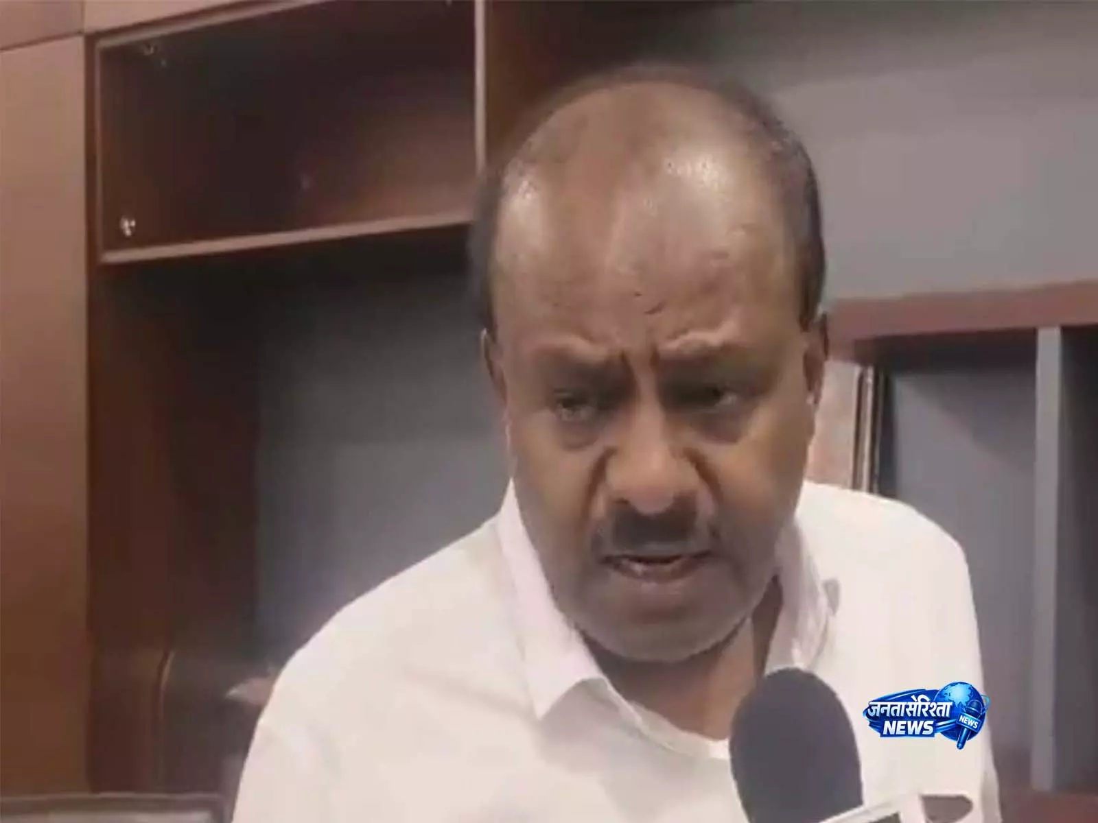 HMT विवाद पर घमासान: कुमारस्वामी ने सिद्धारमैया सरकार को घेरा, पुनरुद्धार में बाधा डालने का लगाया आरोप HMT विवाद पर घमासान: कुमारस्वामी ने सिद्धारमैया सरकार को घेरा, पुनरुद्धार में बाधा डालने का लगाया आरोप