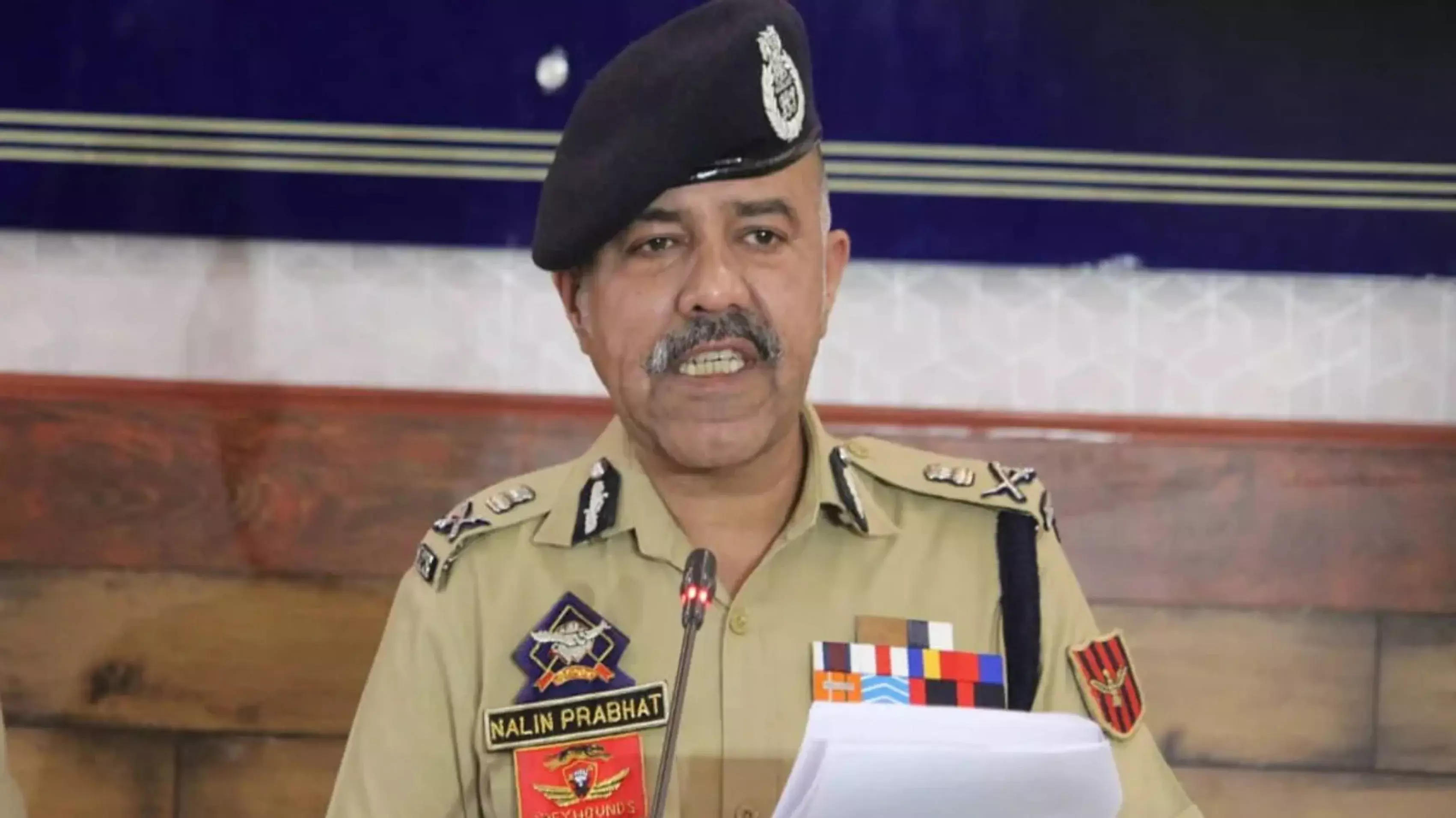 Srinagar: डीजीपी नलिन प्रभात ने सुरक्षा व्यवस्था पर अधिकारियों को दिए आवश्यक निर्देश Srinagar: डीजीपी नलिन प्रभात ने सुरक्षा व्यवस्था पर अधिकारियों को दिए आवश्यक निर्देश