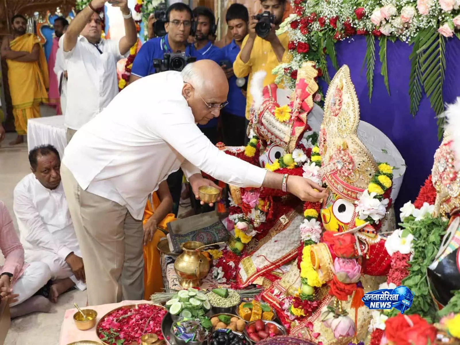 गुजरात के CM भूपेन्द्र पटेल ने मेमनगर में एसजीवीपी गुरुकुल की रथ यात्रा को हरी झंडी दिखाई गुजरात के CM भूपेन्द्र पटेल ने मेमनगर में एसजीवीपी गुरुकुल की रथ यात्रा को हरी झंडी दिखाई