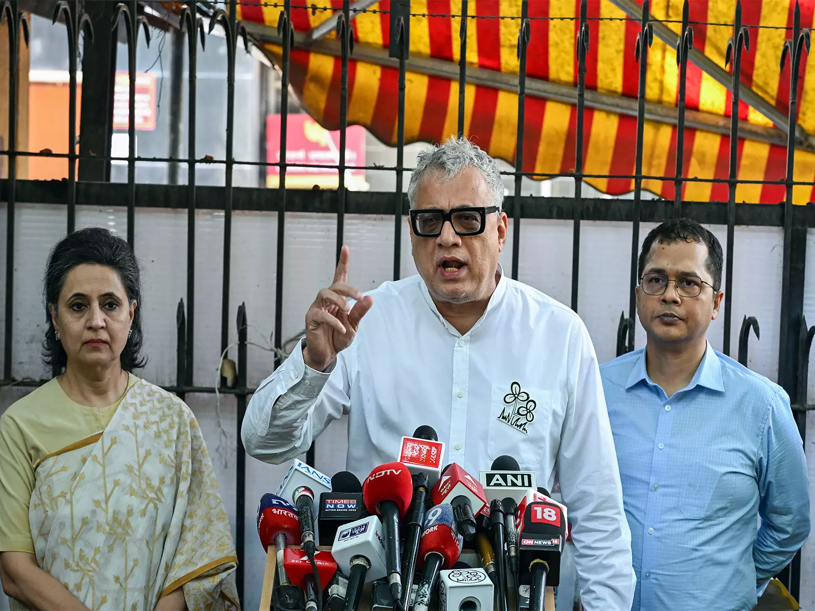 डेरेक ओब्रायन का ECI पर हमला, बोले BJP के शाखा कार्यालय की तरह काम न करे चुनाव आयोग डेरेक ओब्रायन का ECI पर हमला, बोले BJP के शाखा कार्यालय की तरह काम न करे चुनाव आयोग