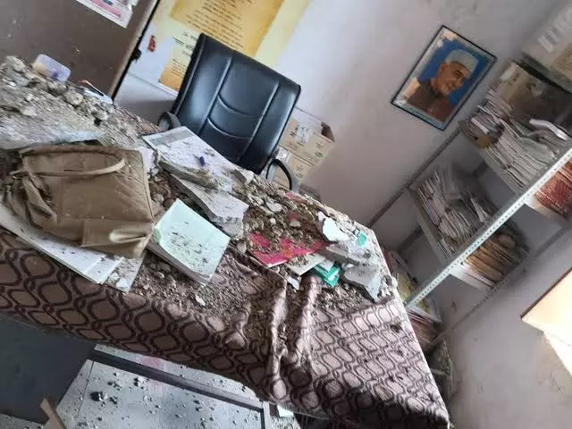 Dungarpur: स्कूल कार्यालय की छत से गिरा प्लास्टर, दो शिक्षक गंभीर रूप से घायल Dungarpur: स्कूल कार्यालय की छत से गिरा प्लास्टर, दो शिक्षक गंभीर रूप से घायल