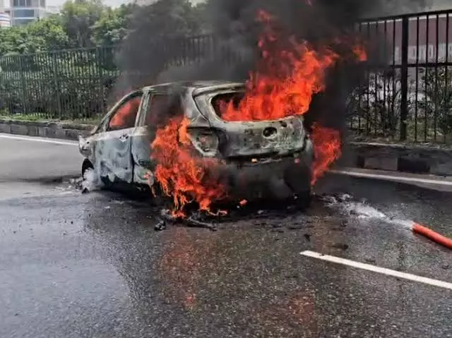 Gurugram: चलती कार में लगी भीषण आग, दिल्ली-जयपुर हाईवे पर अफरा-तफरी Gurugram: चलती कार में लगी भीषण आग, दिल्ली-जयपुर हाईवे पर अफरा-तफरी