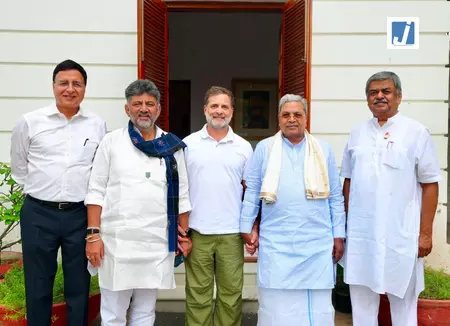कांग्रेस हाई कमान के फैसले में देरी के चलते कर्नाटक मंत्रिमंडल विस्तार स्थगित कांग्रेस हाई कमान के फैसले में देरी के चलते कर्नाटक मंत्रिमंडल विस्तार स्थगित
