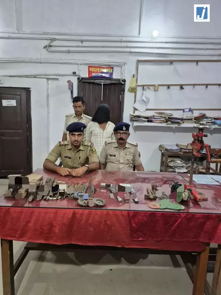 अवैध हथियार फैक्ट्री का भंडाफोड़, दो देसी पिस्टल समेत भारी मात्रा में सामान बरामद अवैध हथियार फैक्ट्री का भंडाफोड़, दो देसी पिस्टल समेत भारी मात्रा में सामान बरामद