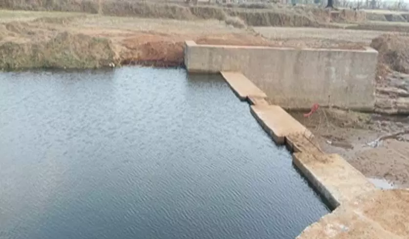 मनरेगा का चेक डेम बना किसानों की नई उम्मीद, 12.5 एकड़ खेतों की होगी सिंचाई मनरेगा का चेक डेम बना किसानों की नई उम्मीद, 12.5 एकड़ खेतों की होगी सिंचाई