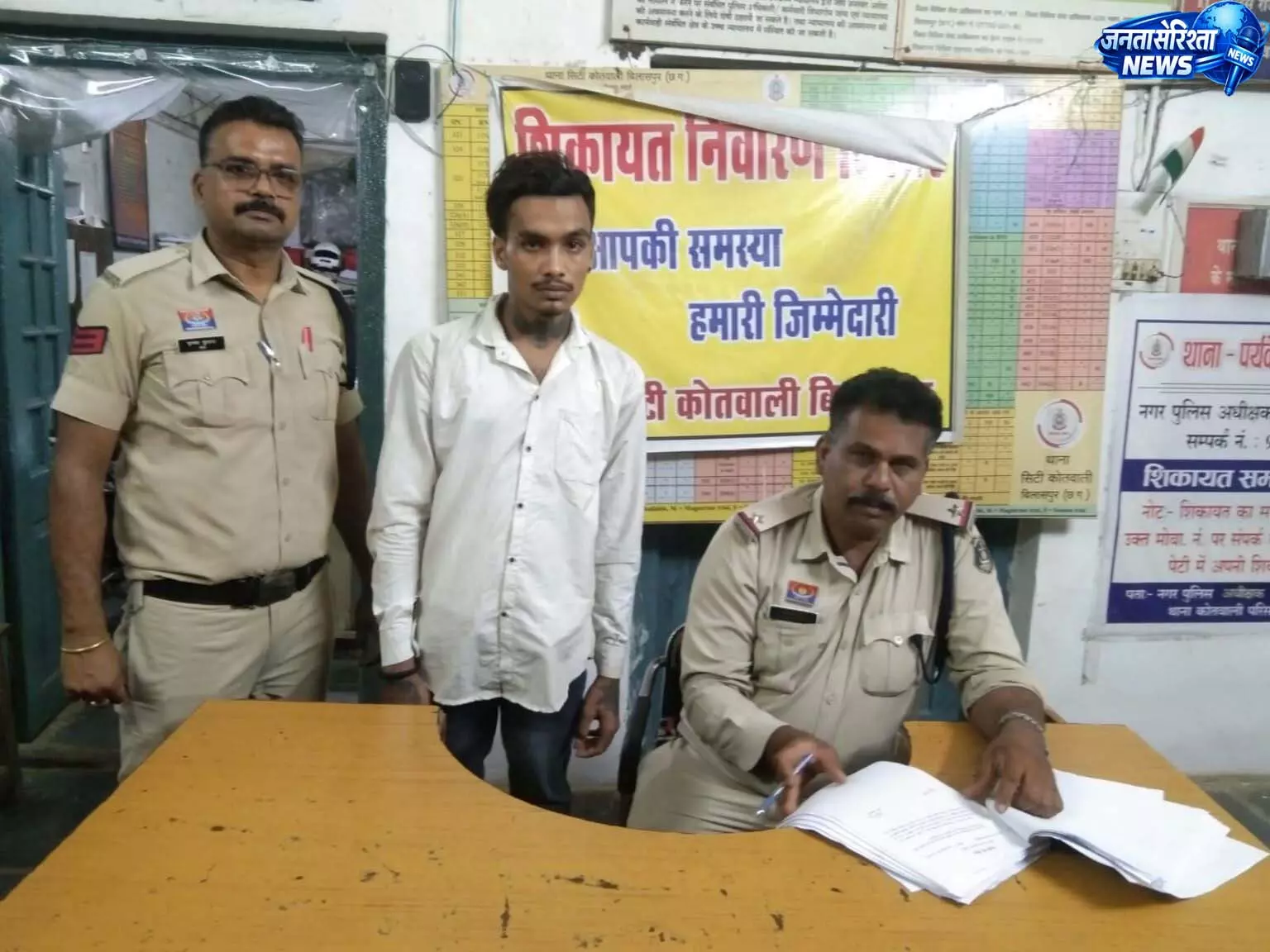 अरपा नदी किनारे नशीली गोलियां बेचते युवक गिरफ्तार अरपा नदी किनारे नशीली गोलियां बेचते युवक गिरफ्तार