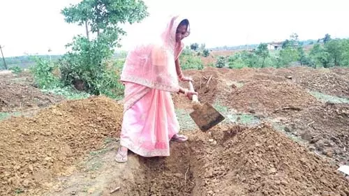 125 दिन रोजगार, 300 रुपये दिहाड़ी और समय पर भुगतान से बदली ग्रामीणों की जिंदगी 125 दिन रोजगार, 300 रुपये दिहाड़ी और समय पर भुगतान से बदली ग्रामीणों की जिंदगी