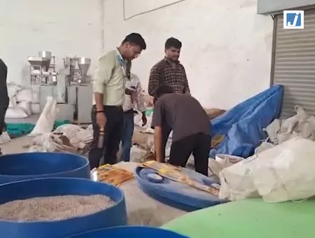 एफडीए की बड़ी कार्रवाई, प्रतिबंधित गुटखा-पान मसाला बनाने वाली फैक्ट्री पर छापा एफडीए की बड़ी कार्रवाई, प्रतिबंधित गुटखा-पान मसाला बनाने वाली फैक्ट्री पर छापा
