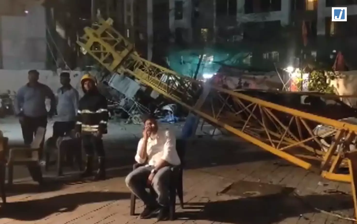 बड़ा हादसा, JP North Society में क्रेन गिरने से एक की मौत; कई वाहन क्षतिग्रस्त बड़ा हादसा, JP North Society में क्रेन गिरने से एक की मौत; कई वाहन क्षतिग्रस्त