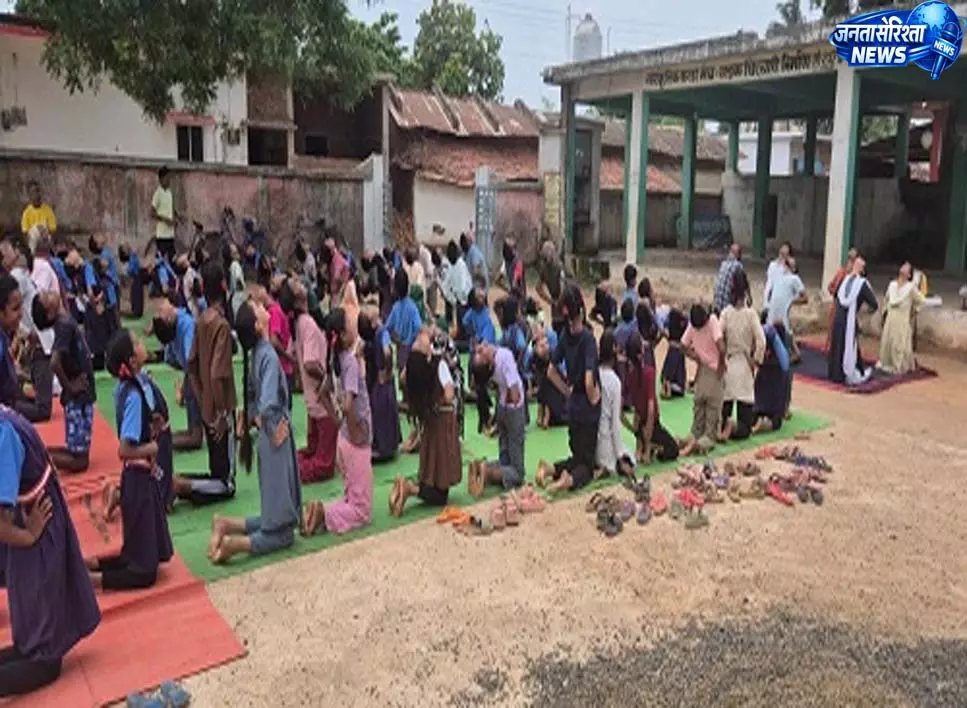 आरोग्य मंदिर आयुष सड़क चिरचारी में योगाभ्यास के साथ दी जा रही शासकीय योजनाओं की जानकारी आरोग्य मंदिर आयुष सड़क चिरचारी में योगाभ्यास के साथ दी जा रही शासकीय योजनाओं की जानकारी