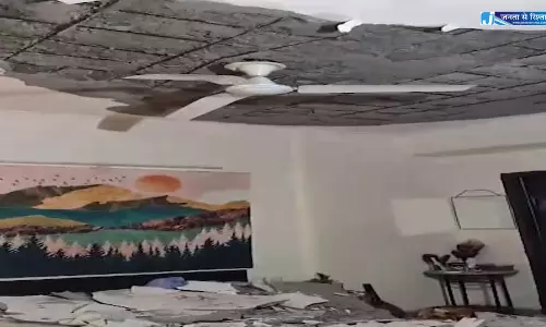 फ्लैट में छत का प्लास्टर गिरा, रहवासियों में दहशत का माहौल