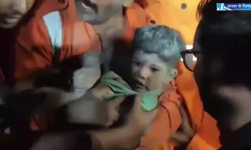 30 फीट बोरवेल में गिरे मासूम की जान NDRF ने बचाई, सदमे में चली गई थी मां 30 फीट बोरवेल में गिरे मासूम की जान NDRF ने बचाई, सदमे में चली गई थी मां