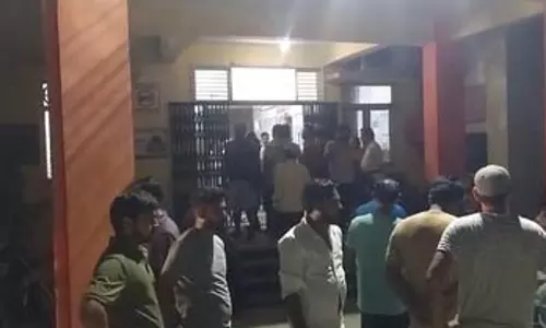 अमरोहा में तेज रफ्तार वाहन की टक्कर से बाइक सवार दो युवकों की मौत, एक गंभीर घायल