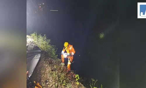 गहरी खाई में गिरा डंपर, दो लोगों की मौत, रातभर चला रेस्क्यू अभियान गहरी खाई में गिरा डंपर, दो लोगों की मौत, रातभर चला रेस्क्यू अभियान