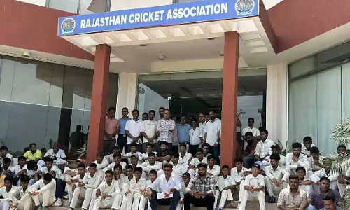 Jaipur: भरतपुर क्रिकेट संघ के निलंबन पर खिलाड़ियों का आरसीए में विरोध प्रदर्शन