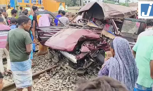 दो बच्चों समेत 3 की मौत, ट्रेन ने स्कूल वैन में मारी टक्कर