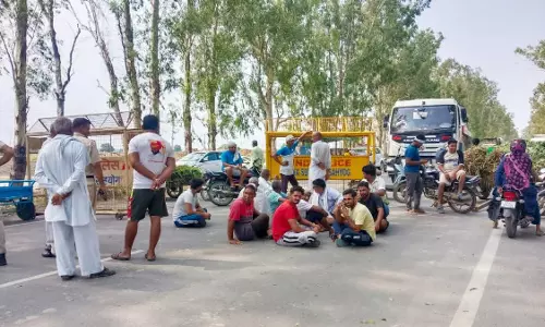 Jind: बिजली आपूर्ति की मांग को लेकर किसानों ने किया चक्का जाम