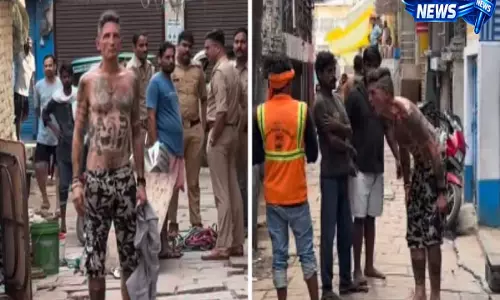 VIDEO: वाराणसी में अर्धनग्न विदेशी नागरिक ने मचाया उत्पात, लोगों में दहशत के बाद पुलिस कार्रवाई