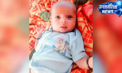 टीका लगने के बाद बच्चे की मौत का आरोप, पोस्टमार्टम में दूध अटकने से दम घुटने की बात आई सामने टीका लगने के बाद बच्चे की मौत का आरोप, पोस्टमार्टम में दूध अटकने से दम घुटने की बात आई सामने