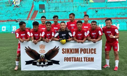 फुटबॉल रोमांच चरम पर: S-League ओपनर में सिक्किम पुलिस की रोमांचक जीत फुटबॉल रोमांच चरम पर: S-League ओपनर में सिक्किम पुलिस की रोमांचक जीत