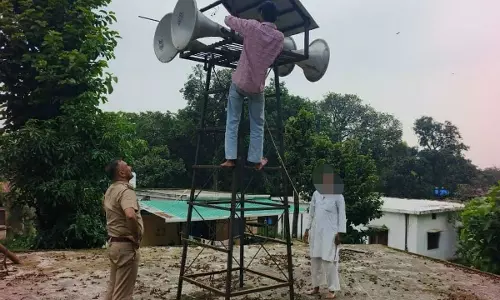 Dehradun: देहरादून में प्रशासन का एक्शन, नियमों का उल्लंघन करने वाले लाउडस्पीकर हटाए Dehradun: देहरादून में प्रशासन का एक्शन, नियमों का उल्लंघन करने वाले लाउडस्पीकर हटाए