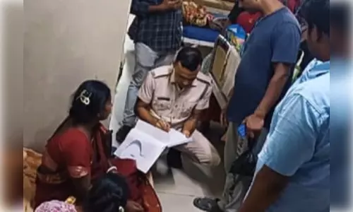 Nandigram: धार्मिक यात्रा में हादसा, बिजली तार की चपेट में आए श्रद्धालु Nandigram: धार्मिक यात्रा में हादसा, बिजली तार की चपेट में आए श्रद्धालु