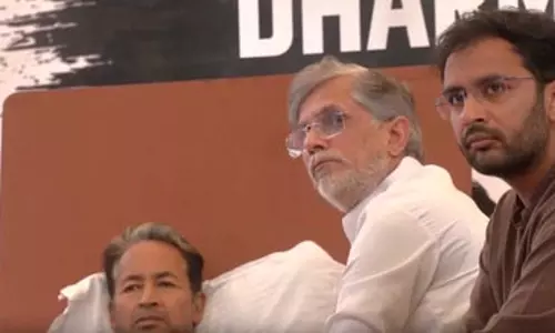 सोनम वांगचुक से मिले पवन खेड़ा; बोले-जान जोखिम में न डालें, यह सरकार लोकतांत्रिक विरोध नहीं सुनती सोनम वांगचुक से मिले पवन खेड़ा; बोले-जान जोखिम में न डालें, यह सरकार लोकतांत्रिक विरोध नहीं सुनती