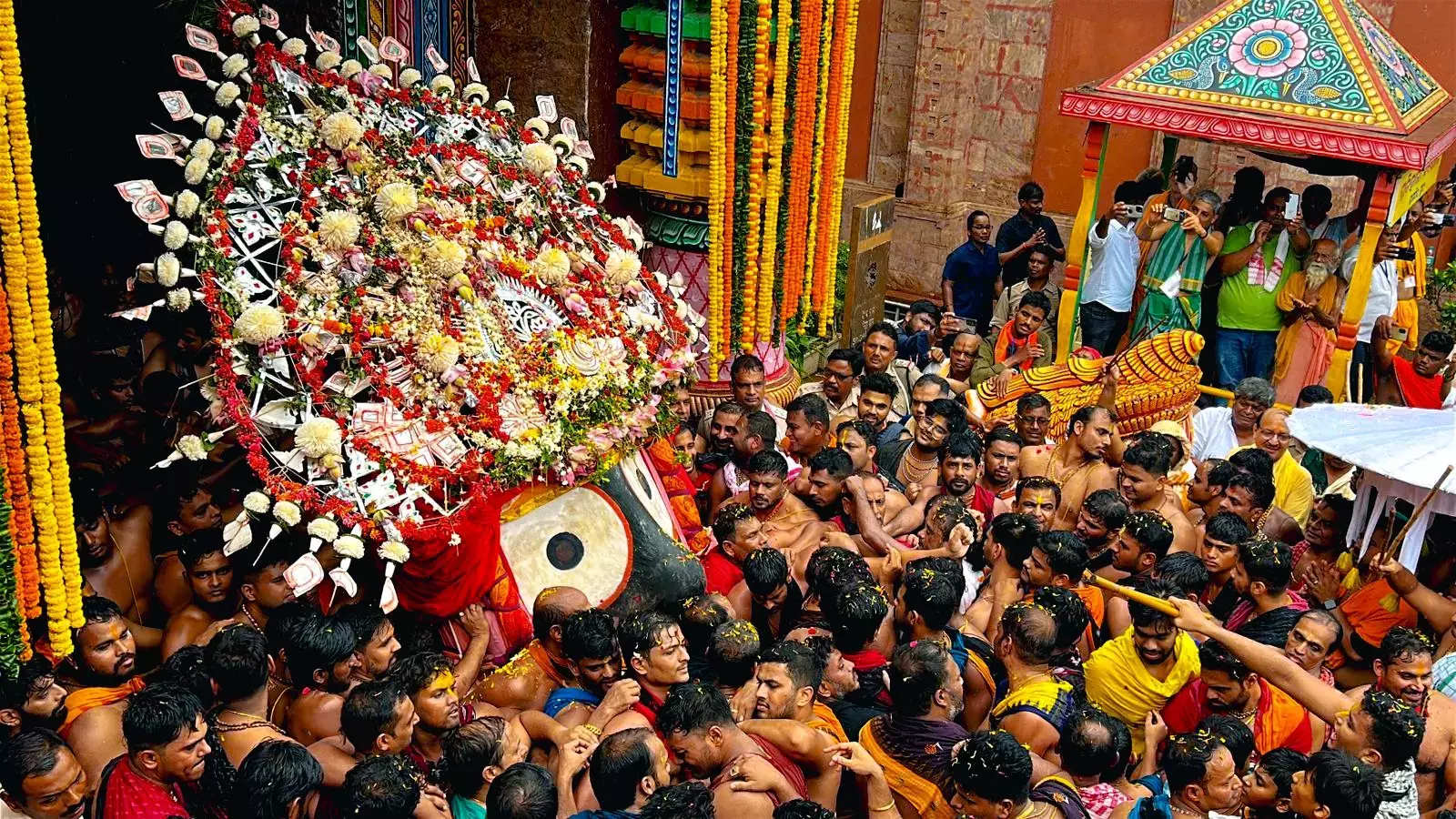Telangana: अरमूर में हज़ारों लोग जगन्नाथ रथ यात्रा में शामिल हुए Telangana: अरमूर में हज़ारों लोग जगन्नाथ रथ यात्रा में शामिल हुए