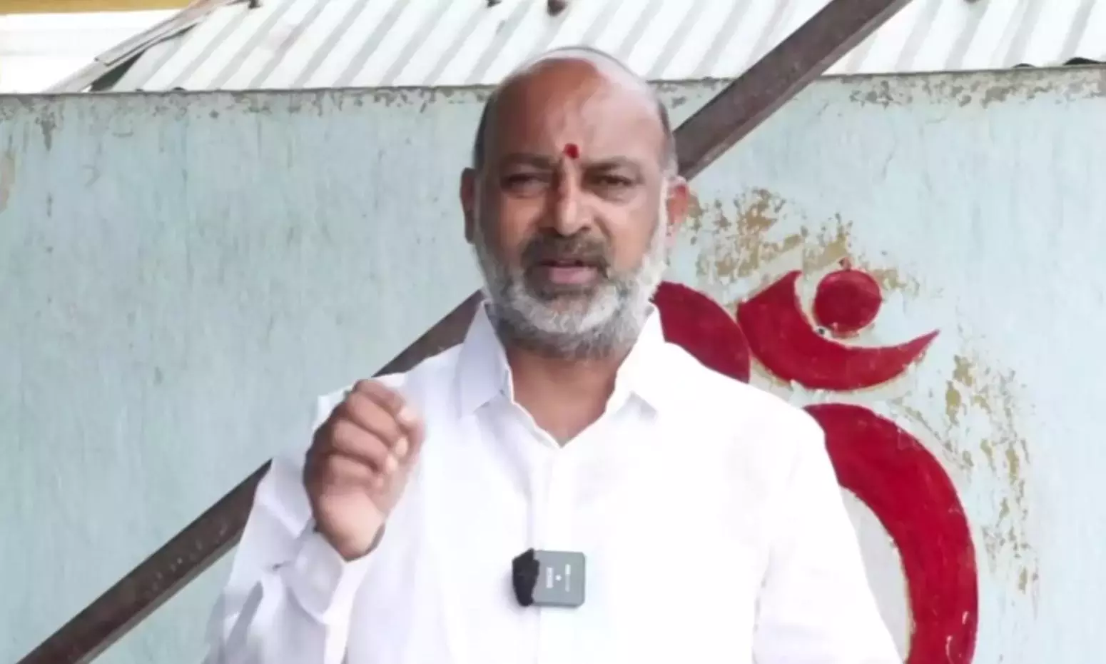 बीजेपी स्कूलों में बोट्टू (बिंदी) अनिवार्य करेगी: बंदी बीजेपी स्कूलों में बोट्टू (बिंदी) अनिवार्य करेगी: बंदी