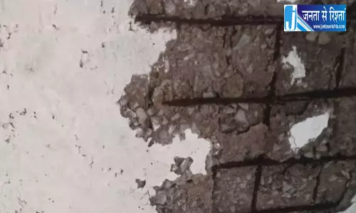 अभनपुर के जर्जर स्कूल भवन में बैठने बच्चे मजबूर