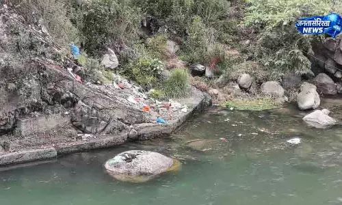 बैजनाथ में नदी किनारे चला स्वच्छता अभियान बैजनाथ में नदी किनारे चला स्वच्छता अभियान