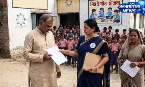 कागजों पर बच्चों को खिलाया खाना, पत्नी को बनाया वेंडर, हेडमास्टर पर कार्रवाई कागजों पर बच्चों को खिलाया खाना, पत्नी को बनाया वेंडर, हेडमास्टर पर कार्रवाई